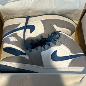 Nike Air Jordan’s Youth 7, blue, white and gray.